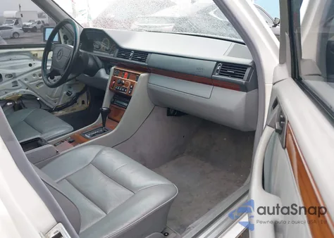 1995 Mercedes-Benz E 320 Base/320 Special z USA, uszkodzony, nr VIN WDBEA32E9SC193150